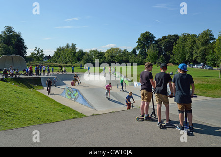 Uno skatepark in Priory Park, Reigate, Surrey, England, Regno Unito Foto Stock