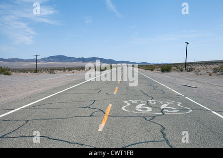 Route 66 scudo dipinto sul percorso smantellata 66 superficie stradale a est di Ludlow, California. Foto Stock