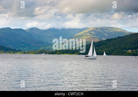 Windermere con Fairfield Horseshoe fells con barche a vela Foto Stock