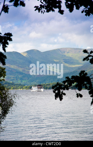 Windermere con Fairfield Horseshoe fells con barche a vela Foto Stock