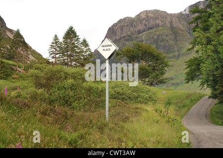 Passante posto cartello stradale nelle Highlands della Scozia Foto Stock