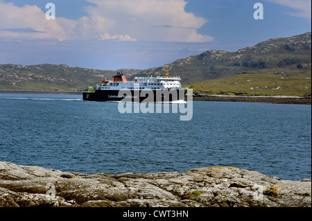 Traghetto per auto MV Ebridi arrivando a Lochmaddy su North Uist, Ebridi Esterne Foto Stock