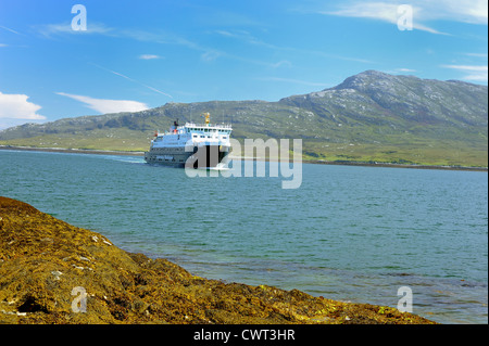 Traghetto per auto MV Ebridi arrivando a Lochmaddy su North Uist, Ebridi Esterne Foto Stock