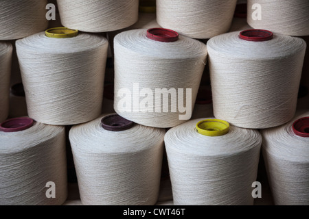 Coni di cotone impilati insieme Foto Stock
