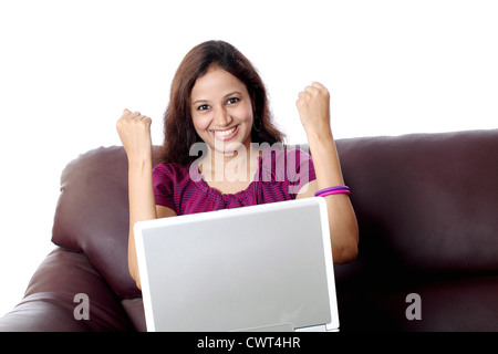 Excited donna indiana che lavora con il computer portatile Foto Stock