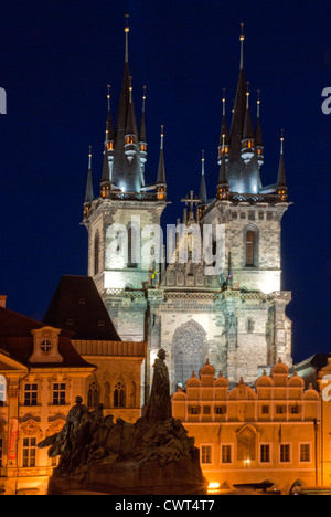 Praga - La chiesa della Madre di Dio di Týn e Jan Hus monumento in Piazza della Città Vecchia - Staromestske namesti Foto Stock