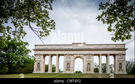 Colonnato Reistna, una pietra miliare in stile neoclassico e un punto di vista sopra la città di Valtice (Moravia del Sud, Repubblica Ceca) Foto Stock