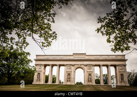 Colonnato Reistna, una pietra miliare in stile neoclassico e un punto di vista sopra la città di Valtice (Moravia del Sud, Repubblica Ceca) Foto Stock