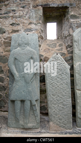 Intagliati medievali in lastre di pietra nel Kilmartin sagrato Mausoleo, Argyll. SCO 775 Foto Stock