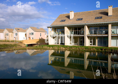 Tipiche Case vacanza sul mulino inferiore allo sviluppo immobiliare del Cotswold Water Park vicino a Cirencester, Gloucestershire, Regno Unito Foto Stock