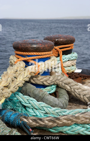 Funi di ormeggio sul vecchio porto di metallo bollard Scotland Regno Unito Foto Stock