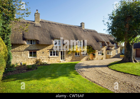 Un idilliaco cottage con il tetto di paglia a Bampton sul bordo del Cotswolds, Oxfordshire, Regno Unito Foto Stock