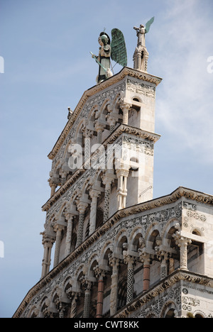 La facciata della chiesa di San Michele, centro di Lucca, Toscana Italia Foto Stock