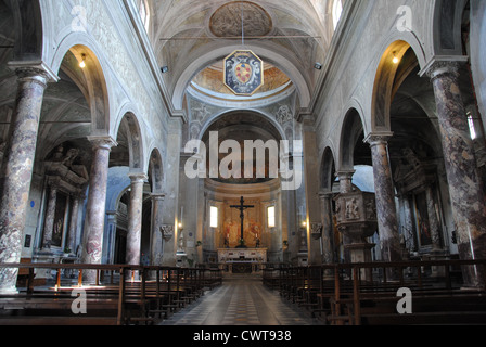 La navata centrale della Cattedrale di Pietrasanta, Toscana, Italia Foto Stock