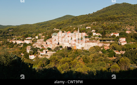 Una vista del pittoresco villaggio francese di Callas un comune nel dipartimento del Var nella regione Provenza Alpi Costa Azzurra in Francia Foto Stock