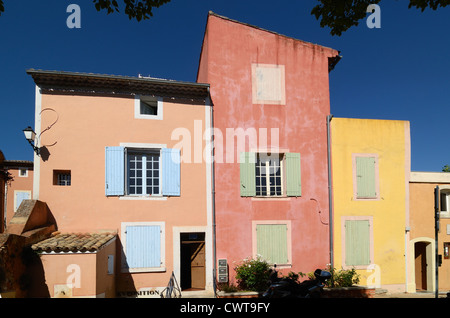 Case di villaggio multicolore o Case a schiera a Roussillon nel Luberon Vaucluse Provence Francia Foto Stock