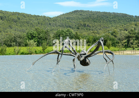 Giant accovacciato ragno (2003) da Louise Bourgeois Château o Domaine La Coste Art Center o Parco delle Sculture Provence Francia Foto Stock