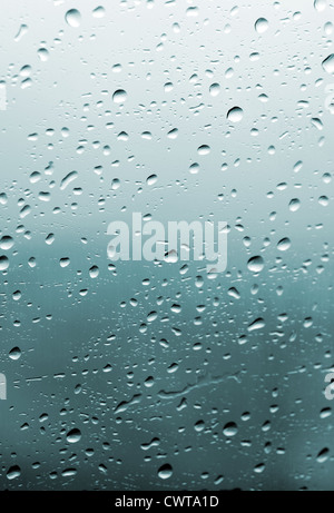 Le gocce di pioggia sul vetro Foto Stock