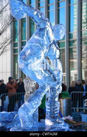 Regno Unito. In Inghilterra. Londra. Una scultura di ghiaccio in occasione dell'annuale Londra Scultura su ghiaccio Festival a Canary Wharf. Foto Stock