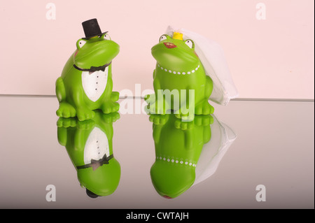 Due figurine di rana vestito come sposa e lo sposo Foto Stock