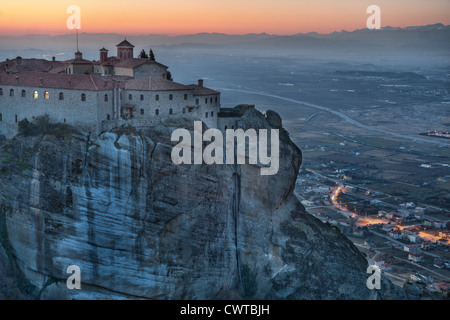 Sunrise presso il monastero di Santo Stefano in Meteora, Grecia, uno di parecchi monasteri costruiti su imponenti formazioni rocciose vi Foto Stock