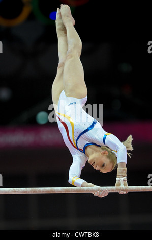 Le Olimpiadi di Londra 2012. Ginnastica Womens qualifiche 29.7.12. Arena di Greenwich. Sandra Raluca Izbasa Foto Stock