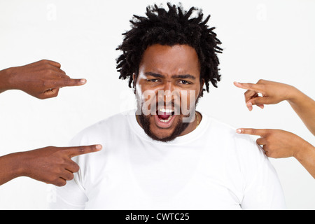 Le punte delle dita rivolte a adirato contro il sovrappeso americano africano uomo Foto Stock