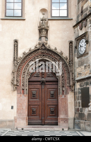 Praga - Gotico porta laterale del vecchio Municipio in piazza della Città Vecchia - Staromestske namesti - Stare Mesto Foto Stock