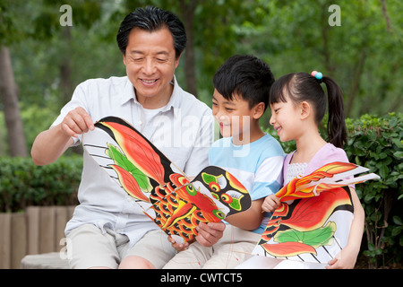 Famiglia volare un aquilone insieme Foto Stock