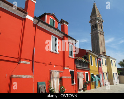 Multi-case colorate su Burano nella Laguna veneziana, Italia Foto Stock