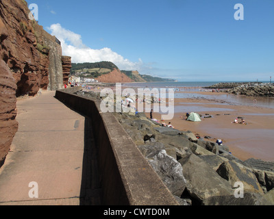 Guardando lungo mare difese a Sidmouth West Beach a est verso la città Foto Stock