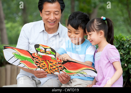 Famiglia volare un aquilone insieme Foto Stock