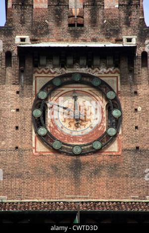 L'Italia, Lombardia, Milano, il Castello Sforzesco, l'orologio Foto Stock