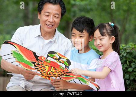 Famiglia volare un aquilone insieme Foto Stock