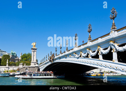 Crociera sul Fiume Senna barca Bateaux Mouches sotto il Pont Alexandre III (ponte), Parigi, Francia, Europa Foto Stock