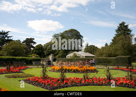 La Casa delle Palme Parterre con display floreali di circa 16.000 piante, Kew Royal Botanical Gardens, Richmond, Surrey, Inghilterra, GB, UK. Foto Stock