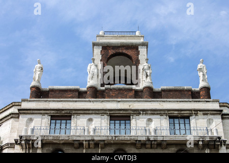 L'Italia, Lombardia, Milano, scultura su una Regione Lombardia palace. Foto Stock