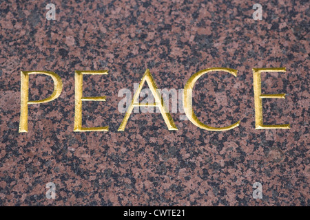 La parola pace scritta in oro Foto Stock