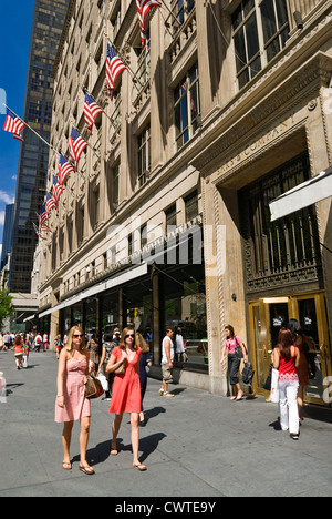 Saks Fifth Avenue Department Store e la folla di acquirenti e turisti, Fifth Avenue, New York City. Foto Stock