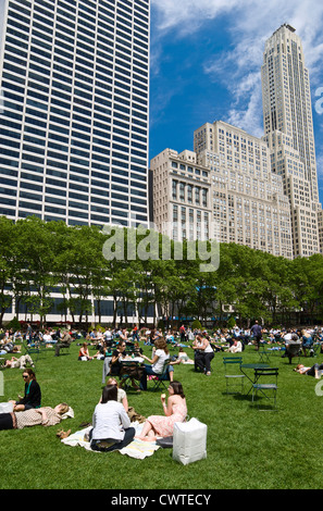 Bryant Park in Midtown Manhattan a 42nd Street con la grazia Building, New York City. Foto Stock