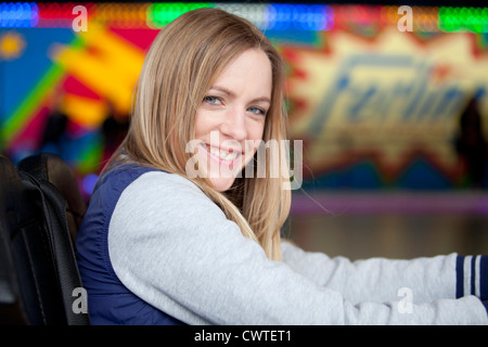 Felice donna bionda nel paraurti auto Foto Stock