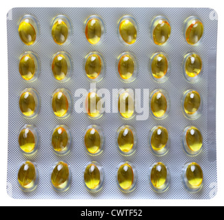 In prossimità di una pillola blister con le pillole di giallo, isolato su sfondo bianco Foto Stock