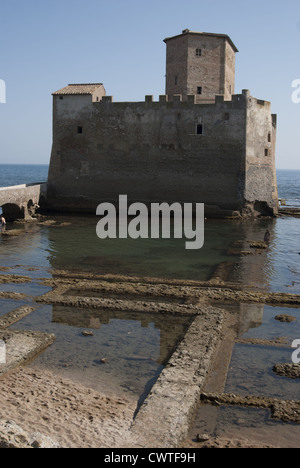 Roma. La Torre Astura, una storica torre costruita in mare Foto Stock