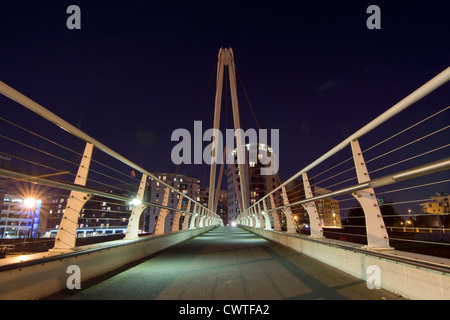 Gioco nel Dock di Leeds, passerella sul fiume Aire Foto Stock