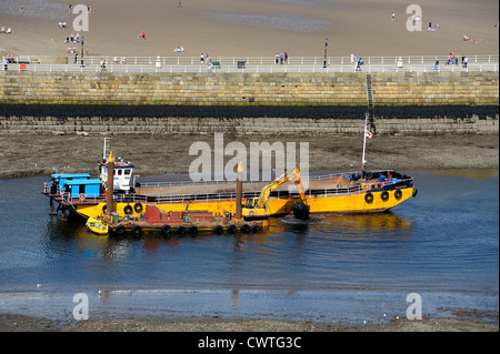 La Whitby Draga 'Seinviare' dragaggio vicino all'entrata del porto di Whitby North Yorkshire England Regno Unito Foto Stock