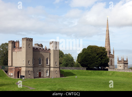 Hillsborough Fort & San Malachia la chiesa di Hillsborough, Co. Verso il basso Foto Stock