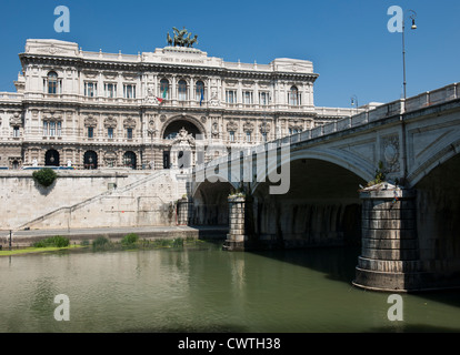 Palazzo di Giustizia, Roma, Lazio, Roma, che mostra il Ponte Umberto oltre il fiume Tevere. Foto Stock
