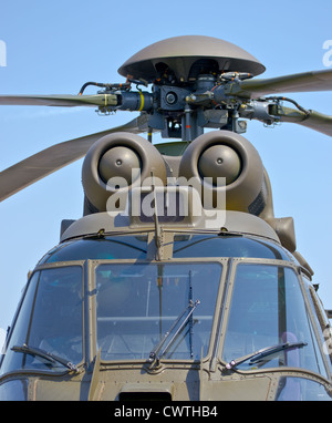 Vicino la vista frontale di un elicottero militare rotore mozzo e pale Foto Stock