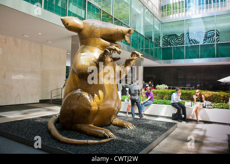 " Il nuovo colosso', una copia in bronzo del ratto gonfiabile utilizzato a livello di Unione europea protesta, da Bruce di alta qualità della fondazione Foto Stock