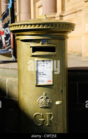 Jessica Ennis oro dipingere Postbox,piscina imbonitori Sheffield Inghilterra. Foto Stock